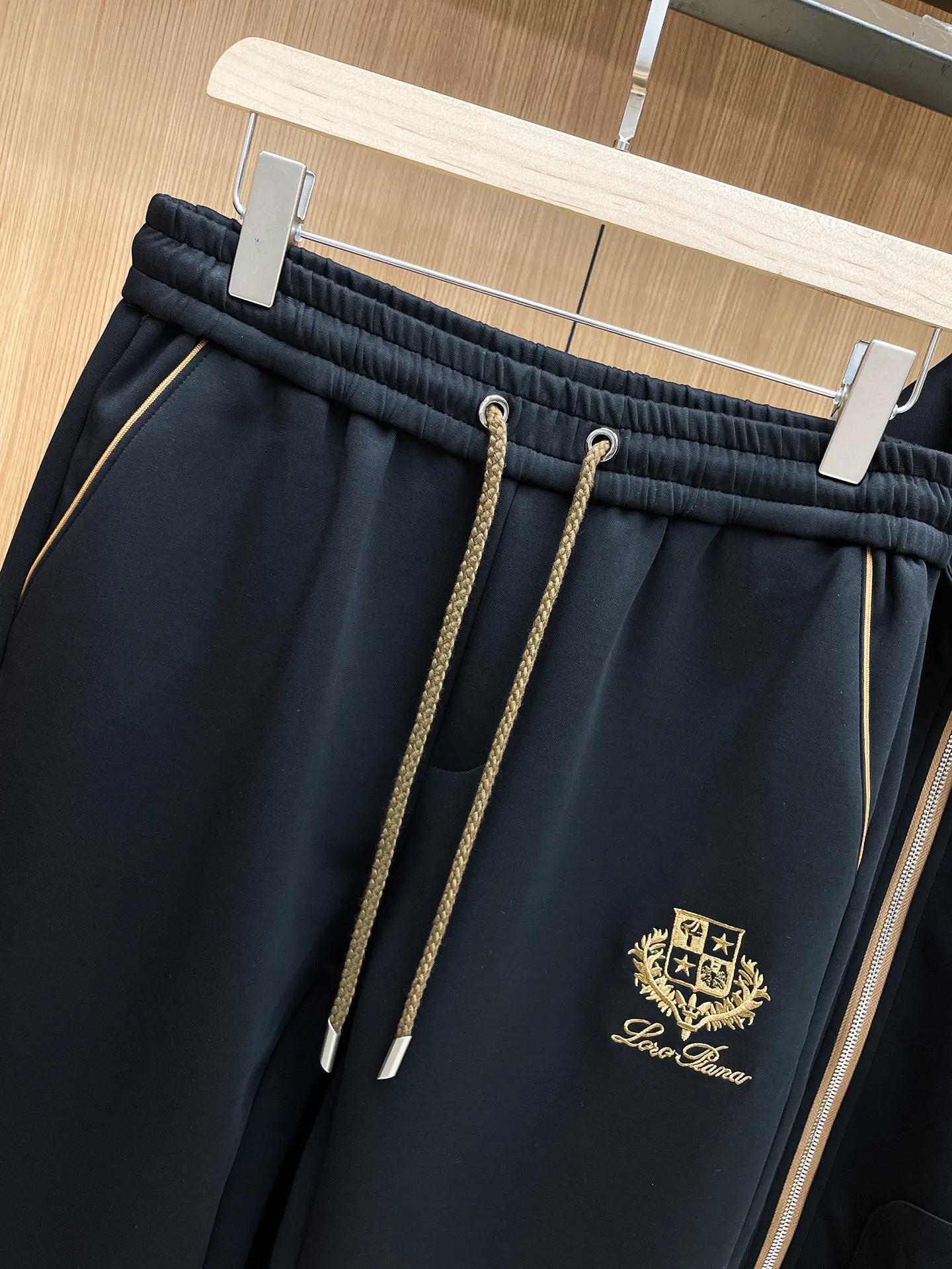 LP New Arrival counter Same Style casual suit, Breathable, comfortable and casual! Full of high-end feel! The details are exquisite and high-end, and the workmanship is impeccable! The original Premium fabric is very high-end! The fabric is crisp and anti-wrinkle Wear-Resistant, warm, neat and stylish. Everyone must buy a set this autumn and winter. They must look cool and cool when wearing them. We especially recommend Sizes M-3XL